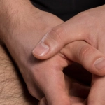 Медитирующий человек в состоянии осознанности и самонаблюдения