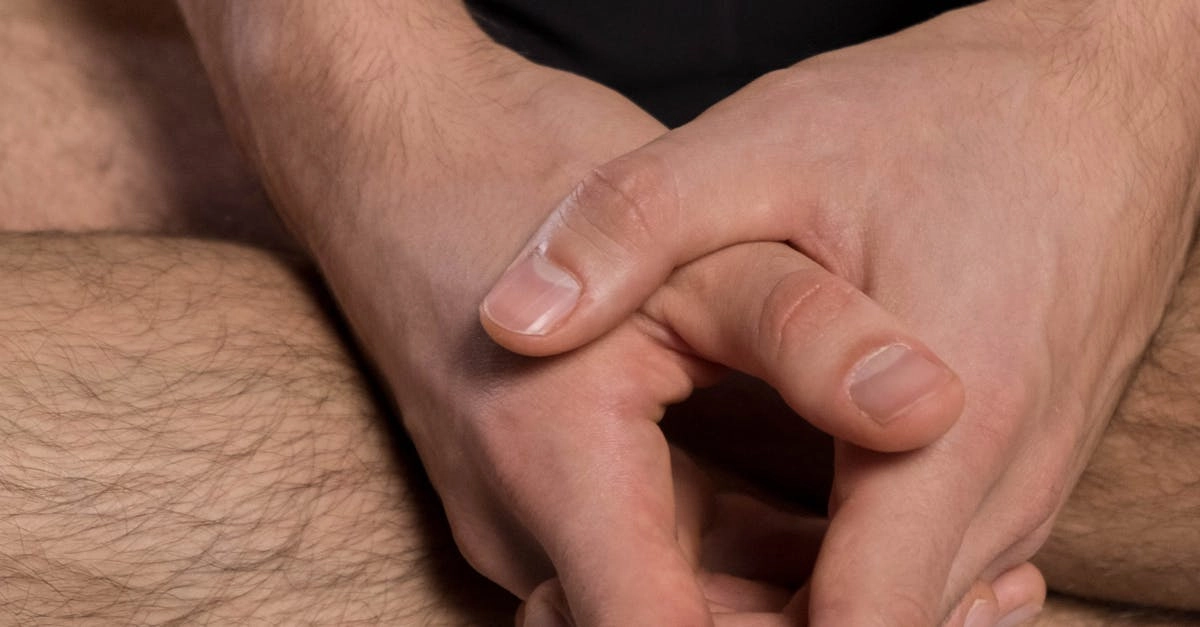 Медитирующий человек в состоянии осознанности и самонаблюдения